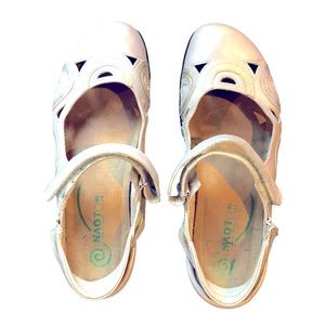 Naot Womens leather Mary Jane sling back Cream & gold color Velcro close Israel